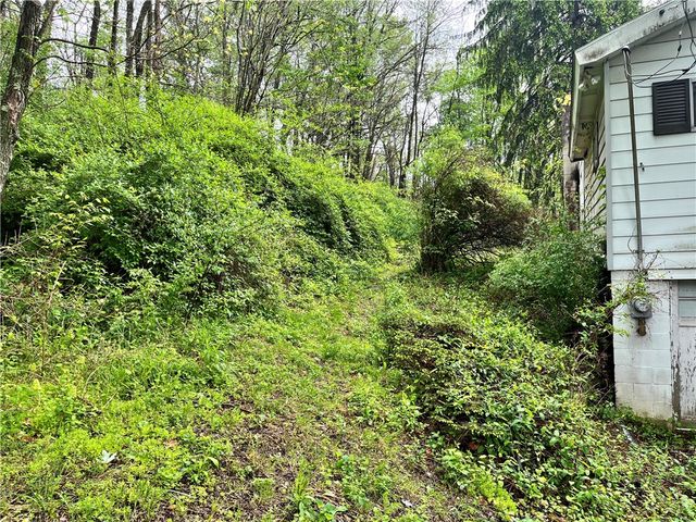 2302 Hunter Rd, Hempfield Twp, PA 15601