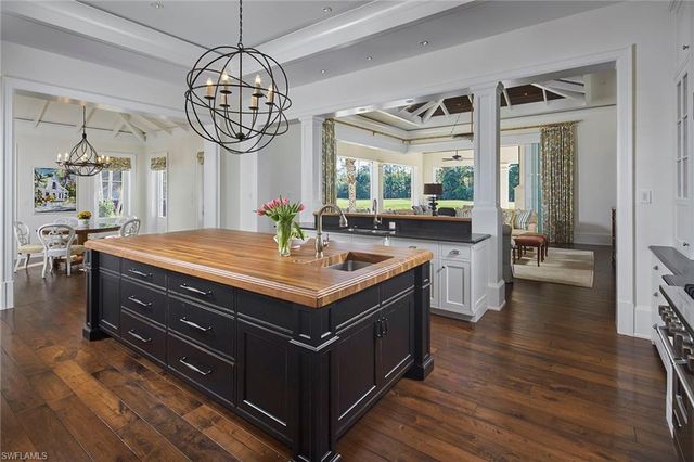 1249 Gordon River TRL, Naples, FL 34105