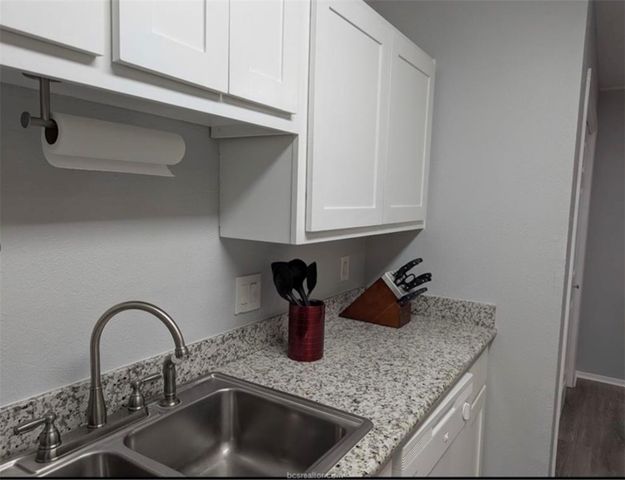 1901 Holleman Drive W 411, College Station, TX 77840
