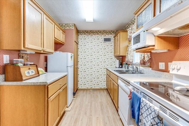3103 S Martinson Ave, Wichita, KS 67207