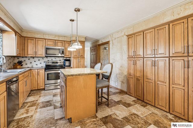 574 S 126th Street, Omaha, NE 68154