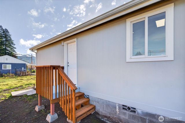 137 Collar Avenue, Morton, WA 98356