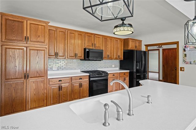 3230 E Wallings Road, Broadview Heights, OH 44147