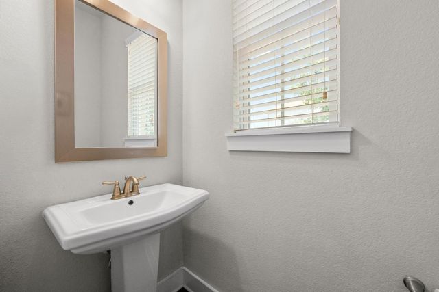 915 Banyon ST, Austin, TX 78757