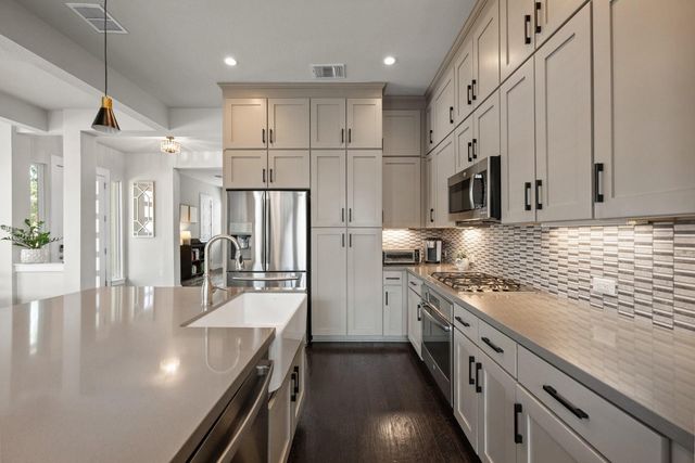 915 Banyon ST, Austin, TX 78757