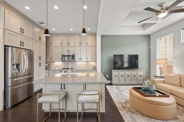 915 Banyon ST, Austin, TX 78757