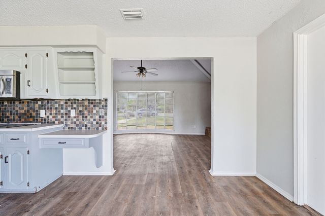 108 Pearly Top Drive, Glenn Heights, TX 75154