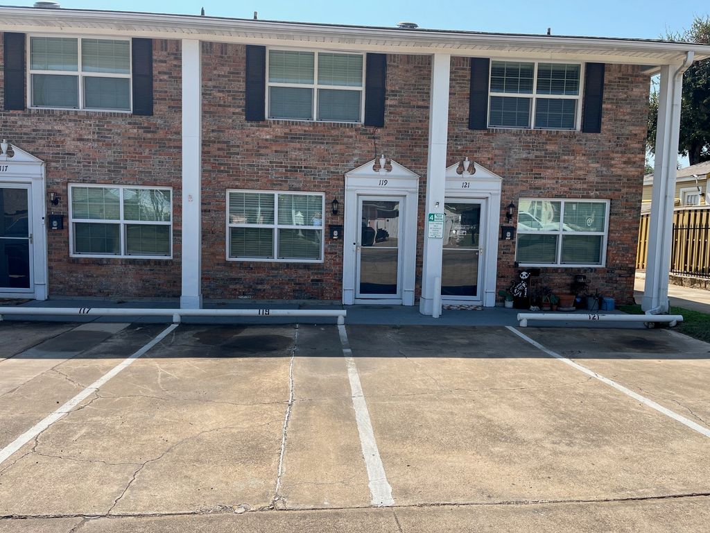 119 W Doyle Street, Granbury, TX 76048