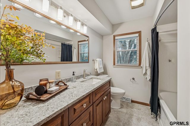 9916 Nina Street, Omaha, NE 68124