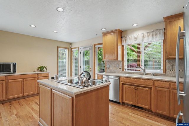 2072 22nd Av SE, Albany, OR 97322