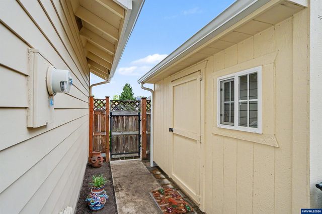 2072 22nd Av SE, Albany, OR 97322