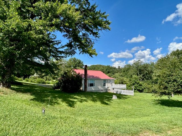 136 West Vineyard, Hayesville, NC 28904