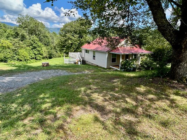 136 West Vineyard, Hayesville, NC 28904