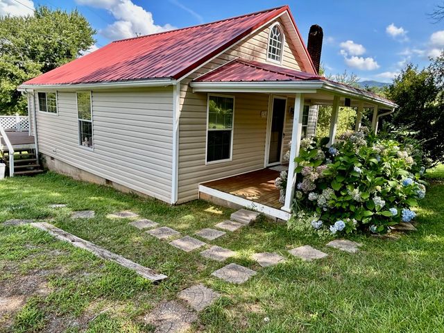 136 West Vineyard, Hayesville, NC 28904