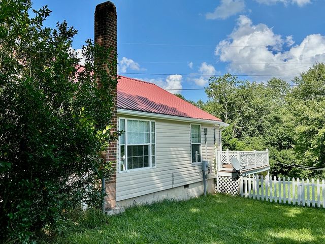 136 West Vineyard, Hayesville, NC 28904