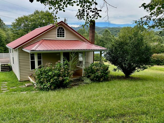 136 West Vineyard, Hayesville, NC 28904