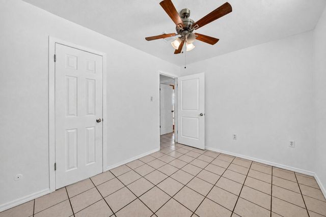 522 Hollyvale Dr, Houston, TX 77060