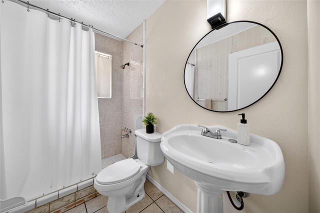 522 Hollyvale Dr, Houston, TX 77060