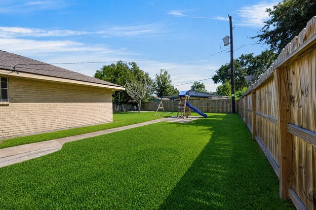 522 Hollyvale Dr, Houston, TX 77060
