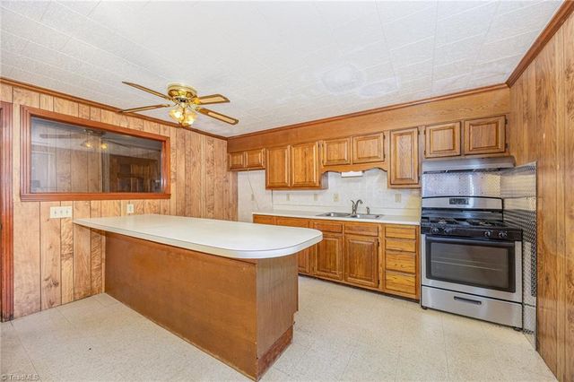 111 W Starmount Avenue, Liberty, NC 27298