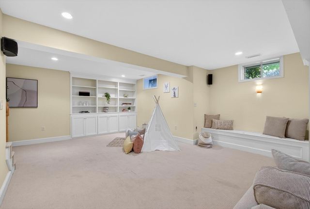 36 Roosevelt Rd 36, Lexington, MA 02420