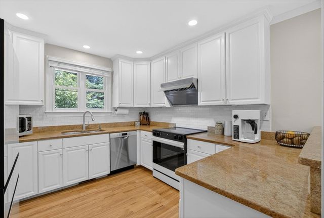 36 Roosevelt Rd 36, Lexington, MA 02420