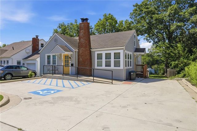 102 SW 2nd Street, Lee's Summit, MO 64063
