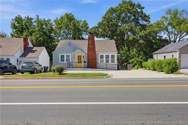 102 SW 2nd Street, Lee's Summit, MO 64063