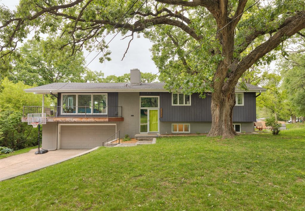 6771 College Avenue, Windsor Heights, IA 50324