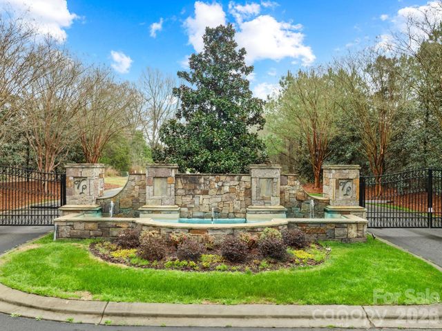 8334 Victoria Lake Drive, Waxhaw, NC 28173