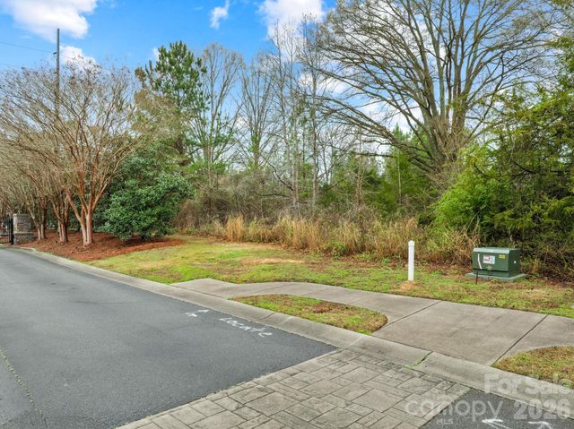 8334 Victoria Lake Drive, Waxhaw, NC 28173