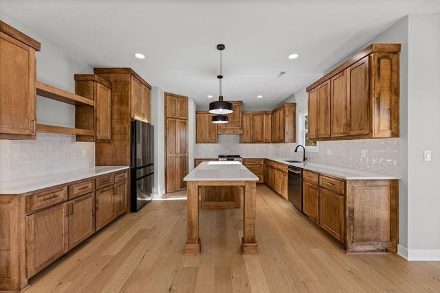 16561 W 165th Place, Olathe, KS 66062