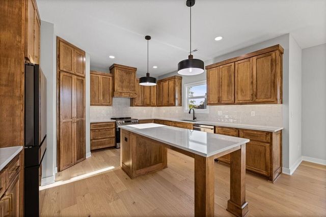 16561 W 165th Place, Olathe, KS 66062