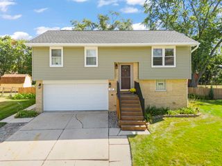 13 S Victoria Lane, Streamwood, IL 60107