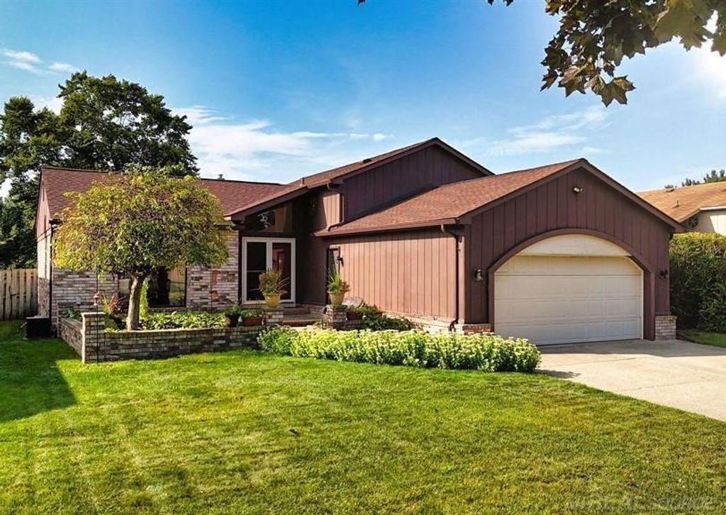 13742 Brookside Drive, Sterling Heights, MI 48313