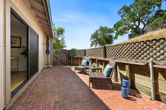32 Mariposa Ln, Novato, CA 94947