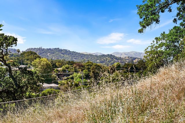 32 Mariposa Ln, Novato, CA 94947