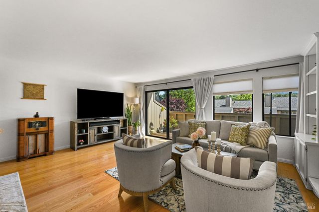 32 Mariposa Ln, Novato, CA 94947