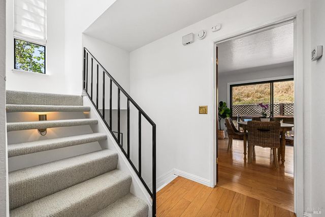 32 Mariposa Ln, Novato, CA 94947