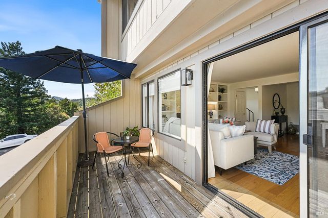 32 Mariposa Ln, Novato, CA 94947