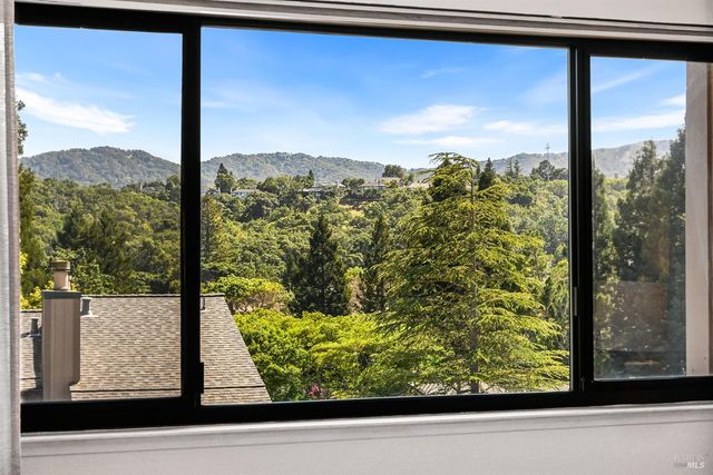 32 Mariposa Ln, Novato, CA 94947