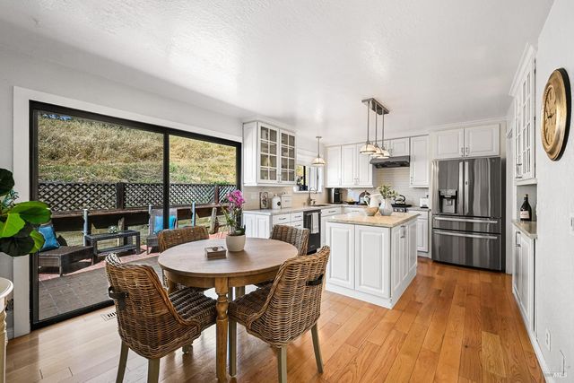 32 Mariposa Ln, Novato, CA 94947