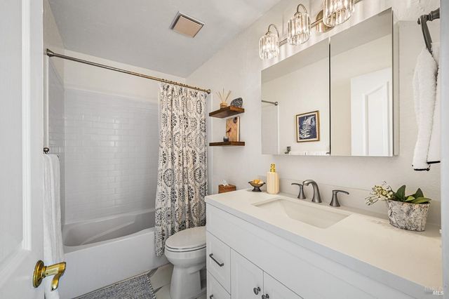 32 Mariposa Ln, Novato, CA 94947
