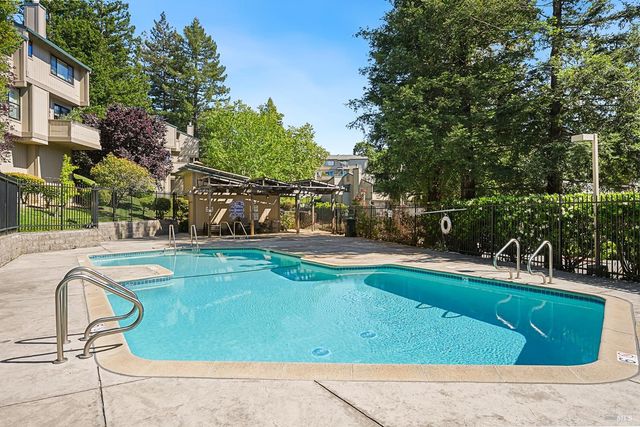 32 Mariposa Ln, Novato, CA 94947