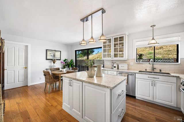32 Mariposa Ln, Novato, CA 94947