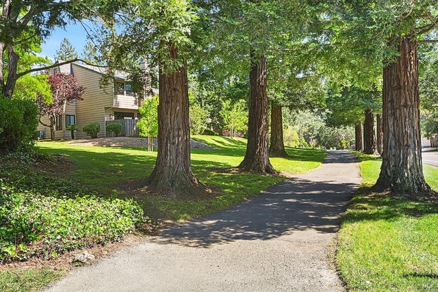 32 Mariposa Ln, Novato, CA 94947