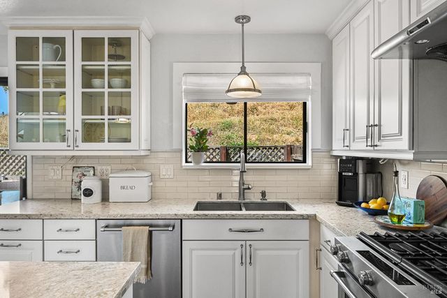 32 Mariposa Ln, Novato, CA 94947
