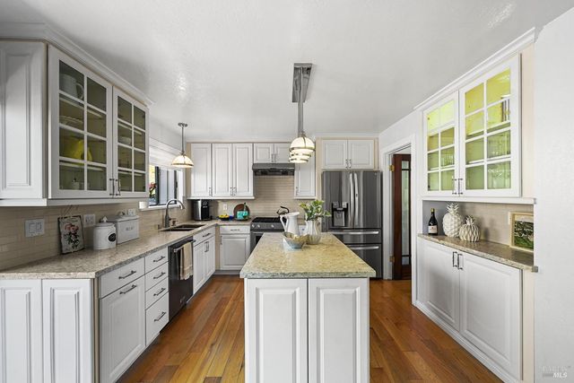 32 Mariposa Ln, Novato, CA 94947