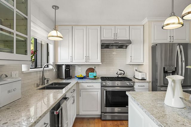 32 Mariposa Ln, Novato, CA 94947