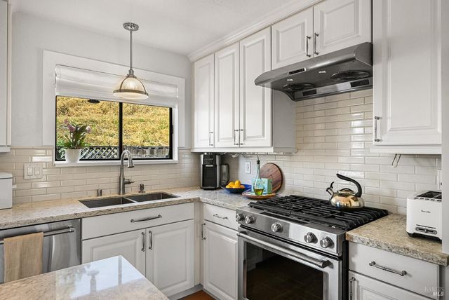 32 Mariposa Ln, Novato, CA 94947